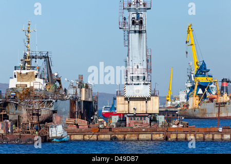 Schiffe und Kräne in der russischen Hafen Murmansk Stockfoto