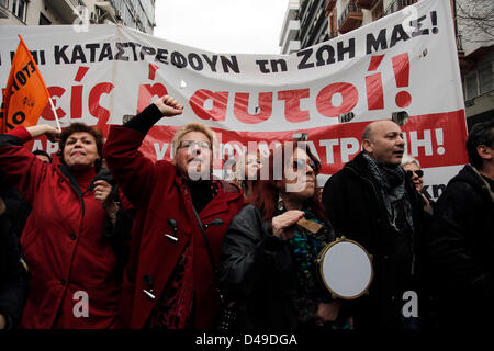 Thessaloniki, Griechenland. 9yh März 2013. Fast 10.000 Demonstranten nehmen Teil an einer friedlichen Demonstration gegen den Bau einer Goldmine von kanadischen Gruppe Eldorado Gold, in Skouries an der nördlichen griechischen Halbinsel Chalkidiki. Nach Bewohner von Chalkidiki bewirkt die Gold- und Kupferminen eine ökologischen Katastrophe, die ihr Leben und ihre Berufe beschädigen wird. Bildnachweis: Konstantinos Tsakalidis / Alamy Live News Stockfoto