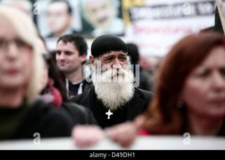 Thessaloniki, Griechenland. 9yh März 2013. Fast 10.000 Demonstranten nehmen Teil an einer friedlichen Demonstration gegen den Bau einer Goldmine von kanadischen Gruppe Eldorado Gold, in Skouries an der nördlichen griechischen Halbinsel Chalkidiki. Nach Bewohner von Chalkidiki bewirkt die Gold- und Kupferminen eine ökologischen Katastrophe, die ihr Leben und ihre Berufe beschädigen wird. Bildnachweis: Konstantinos Tsakalidis / Alamy Live News Stockfoto