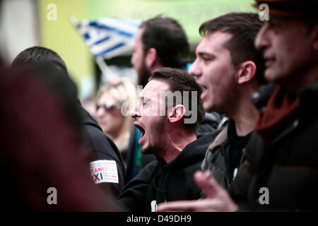 Thessaloniki, Griechenland. 9yh März 2013. Fast 10.000 Demonstranten nehmen Teil an einer friedlichen Demonstration gegen den Bau einer Goldmine von kanadischen Gruppe Eldorado Gold, in Skouries an der nördlichen griechischen Halbinsel Chalkidiki. Nach Bewohner von Chalkidiki bewirkt die Gold- und Kupferminen eine ökologischen Katastrophe, die ihr Leben und ihre Berufe beschädigen wird. Bildnachweis: Konstantinos Tsakalidis / Alamy Live News Stockfoto