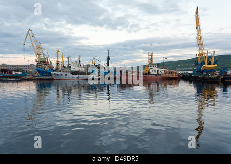 Schiffe und Kran in den russischen Hafen Murmansk Stockfoto