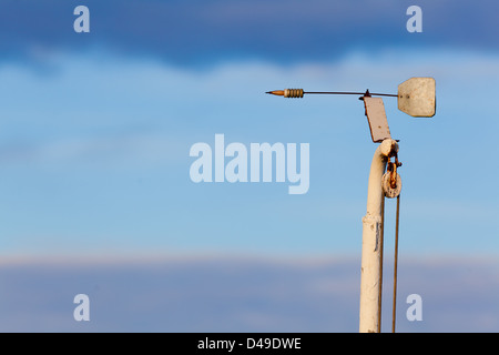 Hausgemachte Windfahne, eine Vorrichtung zur Bestimmung der Windrichtung auf dem Schiff Stockfoto