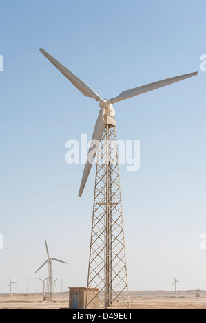 Elektrische Windkraftanlagen in der Wüste vor einem blauen Himmelshintergrund Stockfoto
