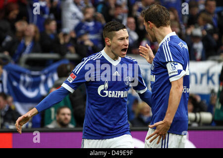 Gelsenkirchen, Deutschland. 9. März 2013. Schalke Julian Draxler (L) feiert seinen 1: 0 Treffer Teamkollegen Benedikt Hoewedes während der Fußball-Bundesliga-Spiel zwischen FC Schalke 04 und Borussia Dortmund in Veltins-Arena in Gelsenkirchen. Bildnachweis: Dpa Picture Alliance / Alamy Live News Stockfoto