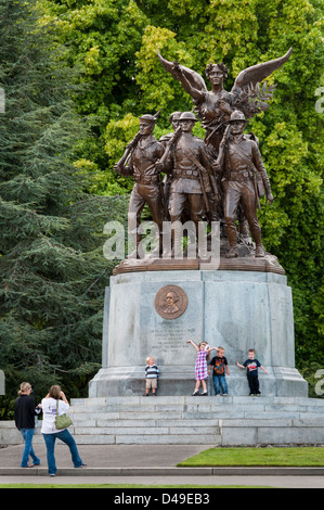 Zwei Frauen, die Bilder von Kindern am World War I Memorial State Capitol, Olympia, Washington. Stockfoto