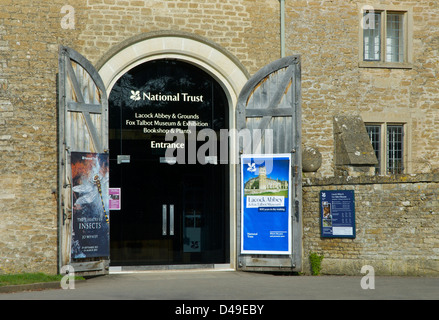 Eingang zur Lacock Abbey und Museum, in dem Dorf Lacock in Wiltshire, England UK Stockfoto