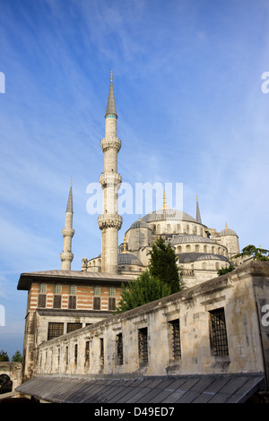 Altstadt von Istanbul in der Türkei historische Architektur, Minaretten und Kuppeln der Sultan-Ahmed-Moschee (Blaue Moschee). Stockfoto