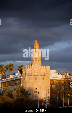 Malerische Torre del Oro (Goldener Turm) bei Sonnenuntergang, mittelalterlichen Sehenswürdigkeiten aus dem frühen 13. Jahrhundert in Sevilla, Spanien, Region Andalusien. Stockfoto