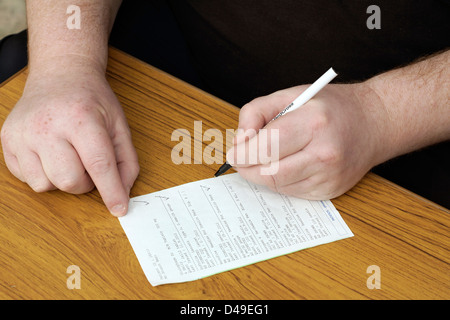 Mann ausfüllen Formular anfordern wiederholen Rezept / Rezepte Stockfoto