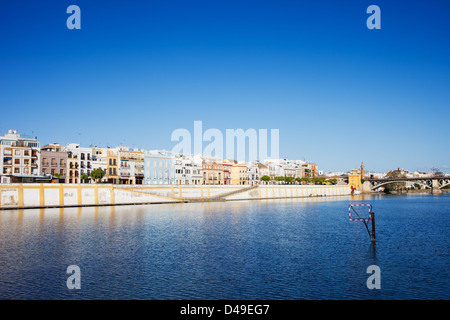 Traditionelle Apartmenthäuser am Westufer des Guadalquivir-Flusses in Sevilla, Andalusien, Spanien. Stockfoto