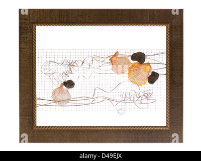 dekorative Bilderrahmen mit abstrakte Komposition von Muscheln, Steinen und Draht isolierten auf weißen Hintergrund Stockfoto