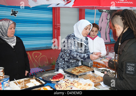 Berlin, Deutschland, Kuchen Verkauf auf dem Myfest in Kreuzberg Stockfoto