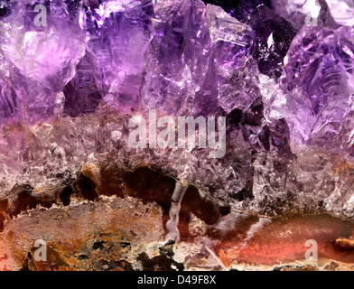 Amethyst Kristalle (violette Quarz) auf matrix Stockfoto