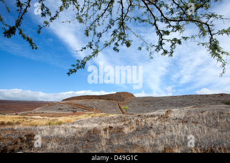 Wolken über einer Steinmauer Puukohola Heiau National Historic Site, South Kohala Coast, Big Island, Hawaii, USA Stockfoto