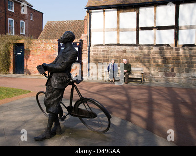 Hereford, die Statue von Sir Edward Elgar in der Cathedral Close. Stockfoto