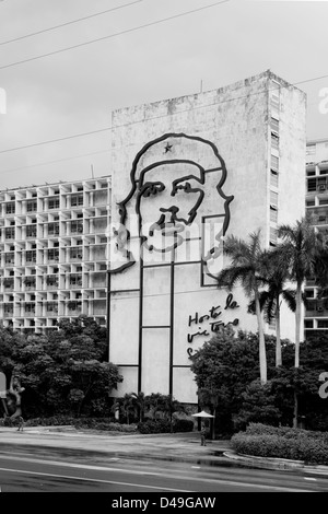 Ministerium für Inneres, mit einer Eisen-Wandbild ches Gesichts auf der Plaza De La Revolution, Havanna, Kuba Stockfoto