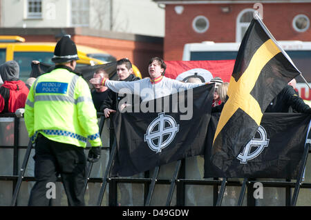 Swansea, Großbritannien. 9. März 2013. White Pride Day Fans bei einer Kundgebung im Waterfront Museum in Swansea heute Nachmittag die in in der Nähe von 300 Demonstranten zog und etwa 100 White Pride-Unterstützer. Bildnachweis: Phil Rees / Alamy Live News Stockfoto