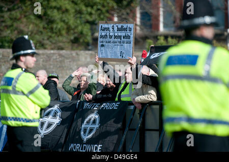 Swansea, Großbritannien. 9. März 2013. White Pride Day Fans bei einer Kundgebung im Waterfront Museum in Swansea heute Nachmittag die in in der Nähe von 300 Demonstranten zog und etwa 100 White Pride-Unterstützer. Bildnachweis: Phil Rees / Alamy Live News Stockfoto