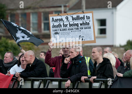 Swansea, Großbritannien. 9. März 2013. White Pride Day Fans bei einer Kundgebung im Waterfront Museum in Swansea heute Nachmittag die in in der Nähe von 300 Demonstranten zog und etwa 100 White Pride-Unterstützer. Bildnachweis: Phil Rees / Alamy Live News Stockfoto