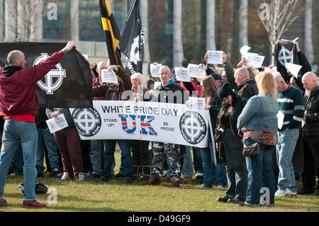 Swansea, Großbritannien. 9. März 2013. White Pride Day Rallye im Waterfront Museum in Swansea heute Nachmittag die zog in der Nähe von 300 Demonstranten und etwa 100 White Pride-Unterstützer. Stockfoto