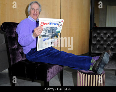 Milton Keynes, UK. 8. März 2013.  Schauspieler und legasthene Autor Henry Winkler - aka "The Fonz' - trifft Kinder aus Schulen in Milton Keynes.  Henry tourt Schulen und Theatern mit Nicky Cox, Herausgeber der Kinderzeitung ersten Nachrichten im Rahmen der Kampagne "2013 erste News My Way" in Partnerschaft mit Liebe, Erfolg für alle 3Per.  Im Bild - Henry Winkler, Milton Keynes Theatre. Bildnachweis: KEITH MAYHEW / Alamy Live News Stockfoto