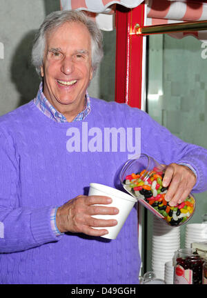 Milton Keynes, UK. 8. März 2013.  Schauspieler und legasthene Autor Henry Winkler - aka "The Fonz' - trifft Kinder aus Schulen in Milton Keynes.  Henry tourt Schulen und Theatern mit Nicky Cox, Herausgeber der Kinderzeitung ersten Nachrichten im Rahmen der Kampagne "2013 erste News My Way" in Partnerschaft mit Liebe, Erfolg für alle 3Per.  Im Bild - Henry Winkler, Milton Keynes Theatre. Bildnachweis: KEITH MAYHEW / Alamy Live News Stockfoto