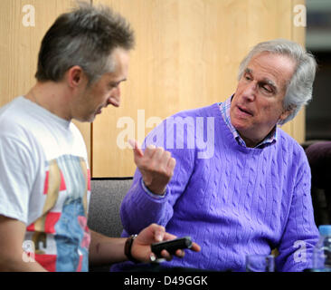 Milton Keynes, UK. 8. März 2013.  Schauspieler und legasthene Autor Henry Winkler - aka "The Fonz' - trifft Kinder aus Schulen in Milton Keynes.  Henry tourt Schulen und Theatern mit Nicky Cox, Herausgeber der Kinderzeitung ersten Nachrichten im Rahmen der Kampagne "2013 erste News My Way" in Partnerschaft mit Liebe, Erfolg für alle 3Per.  Im Bild - Henry Winkler, Milton Keynes Theatre. Bildnachweis: KEITH MAYHEW / Alamy Live News Stockfoto