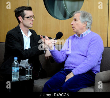 Milton Keynes, UK. 8. März 2013.  Schauspieler und legasthene Autor Henry Winkler - aka "The Fonz' - trifft Kinder aus Schulen in Milton Keynes.  Henry tourt Schulen und Theatern mit Nicky Cox, Herausgeber der Kinderzeitung ersten Nachrichten im Rahmen der Kampagne "2013 erste News My Way" in Partnerschaft mit Liebe, Erfolg für alle 3Per.  Im Bild - Henry Winkler, Milton Keynes Theatre. Bildnachweis: KEITH MAYHEW / Alamy Live News Stockfoto