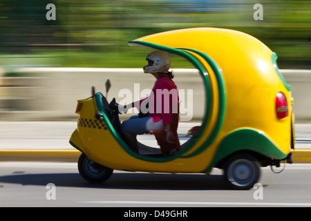 Cocotaxi, eine Auto-Rikscha Art Taxi Fahrzeug in Kuba. Fokus auf Taxi-Bewegungsunschärfe Stockfoto