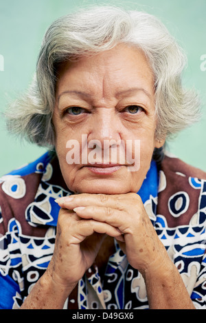 Ältere Leute Porträt, glückliche alte Frau lächelnd und Blick in die Kamera Stockfoto