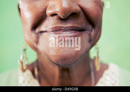 Alte schwarze Frau Portrait, close-up von Augen- und Gesichtsschutz auf grünem Hintergrund. Textfreiraum Stockfoto