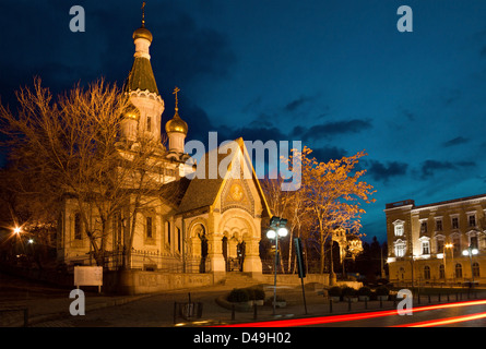 Nachtaufnahme von der berühmten russischen Kirche des Heiligen Nikolaus Miracle Maker in Sofia, Bulgarien kurz vor der Morgendämmerung. Stockfoto