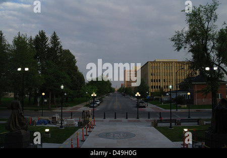 Twilight-Blick vom Kapitol Schritte Statuen, elektrisches Licht Capitol Avenue, Union Pacific Depot, Cheyenne, Wyoming, USA Stockfoto