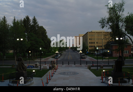 Twilight-Blick vom State Capitol Steps, beleuchtete Straßenlampen Capitol Avenue, Union Pacific Depot, Cheyenne, Wyoming, USA Stockfoto