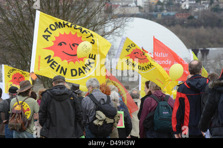 Neckarwestheim, Deutschland. 9. März 2013. Anti-atomare-Demonstranten demonstrieren vor dem Kernkraftwerk Neckarwestheim. Sie wählten dem zweiten Jahrestag der Katastrophe von Fukushima, von der Landesregierung zu fordern die sofortige Stilllegung von Kernkraftwerken. Foto: FRANZISKA KRAUFMANN/Dpa/Alamy Live News Stockfoto