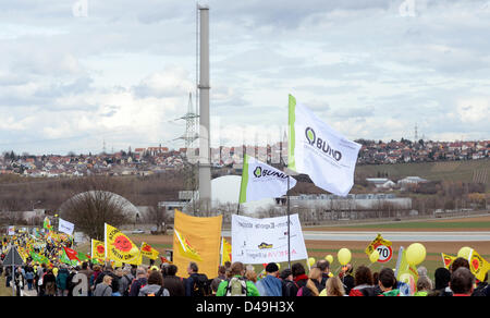 Neckarwestheim, Deutschland. 9. März 2013. Anti-atomare-Demonstranten demonstrieren vor dem Kernkraftwerk Neckarwestheim. Sie wählten dem zweiten Jahrestag der Katastrophe von Fukushima, von der Landesregierung zu fordern die sofortige Stilllegung von Kernkraftwerken. Foto: FRANZISKA KRAUFMANN/Dpa/Alamy Live News Stockfoto