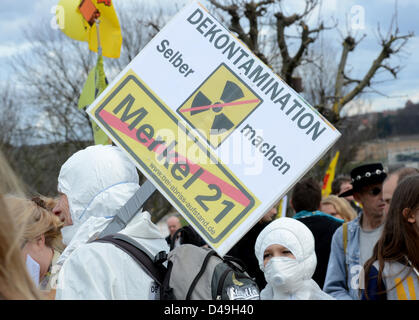 Neckarwestheim, Deutschland. 9. März 2013. Anti-atomare-Demonstranten demonstrieren vor dem Kernkraftwerk Neckarwestheim. Sie wählten dem zweiten Jahrestag der Katastrophe von Fukushima, von der Landesregierung zu fordern die sofortige Stilllegung von Kernkraftwerken. Foto: FRANZISKA KRAUFMANN/Dpa/Alamy Live News Stockfoto