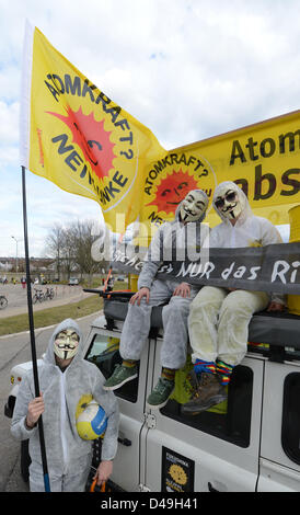 Neckarwestheim, Deutschland. 9. März 2013. Anti-atomare-Demonstranten demonstrieren vor dem Kernkraftwerk Neckarwestheim. Sie wählten dem zweiten Jahrestag der Katastrophe von Fukushima, von der Landesregierung zu fordern die sofortige Stilllegung von Kernkraftwerken. Foto: FRANZISKA KRAUFMANN/Dpa/Alamy Live News Stockfoto