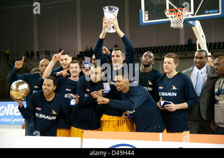 Glasgow, UK, 09. März 2013. Sheffield Sharks Feiern nach dem Sieg über Leicester Reiter im Finale um den BBL-Pokal im Emirates Arena, Glasgow. Kredit Colin Edwards/Alamy leben Nachrichten Stockfoto