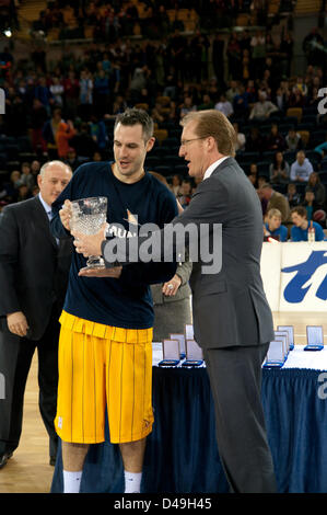 Glasgow, UK, 09. März 2013. Paul Blake, Vorsitzender des British Basketball League, präsentiert den BBL Pokal zu Mike Querstreifen von Sheffield Sharks nach Leicester Reiter im Finale bei den Emirate Arena, Glasgow besiegt. Kredit Colin Edwards/Alamy leben Nachrichten Stockfoto