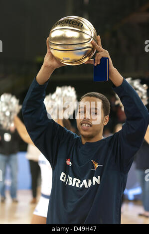 Glasgow, UK, 09. März 2013. Bryan Holmes von Sheffield holding Haie bis das MVP-goldenen Basketball Trophy nach dem Sieg über Leicester Fahrer in der BBL Pokal Finale in den Emiraten Arena Glasgow, Kredit Colin Edwards/Alamy leben Nachrichten Stockfoto