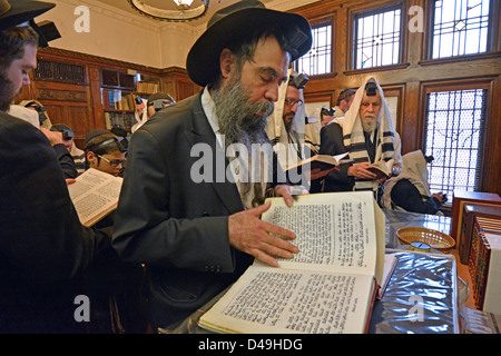 Wochentag Morgen Dienstleistungen in der Rebbe Büro Lubawitsch Hauptquartier in Brooklyn, New York Stockfoto