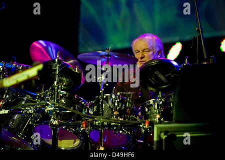 8. März 2013 führt - Temecula, Kalifornien, USA - Schlagzeuger ALAN WHITE mit ja im PECHANGA CASINO in Temecula, Kalifornien. (Bild Kredit: Kredit: Daniel Knighton/ZUMAPRESS.com/Alamy Live-Nachrichten) Stockfoto