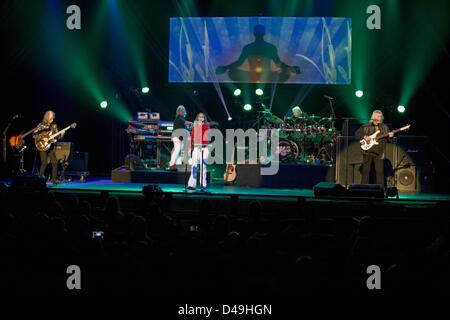 8. März 2013 - Temecula, Kalifornien, USA - Progressive Rock-Band ja ausführen im PECHANGA CASINO in TEMECULA, Kalifornien. (Bild Kredit: Kredit: Daniel Knighton/ZUMAPRESS.com/Alamy Live-Nachrichten) Stockfoto