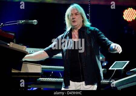 8. März 2013 führt - Temecula, Kalifornien, USA - Keyboarder GEOFF DOWNES mit ja im PECHANGA CASINO in Temecula, Kalifornien. (Bild Kredit: Kredit: Daniel Knighton/ZUMAPRESS.com/Alamy Live-Nachrichten) Stockfoto