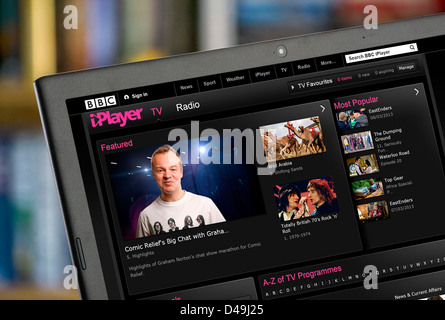 Fernsehen über BBC iPlayer auf einem Laptopcomputer Stockfoto