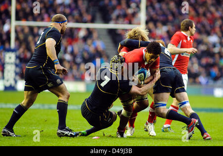 Edinburgh, Schottland. 9. März 2013. Kelly Brown (7) befasst sich Toby Faletau, Schottland V Wales, RBS 6 Nations Championship, Murrayfield Stadion 03.09.13 (c) Colin Lunn / Alamy Live News Stockfoto