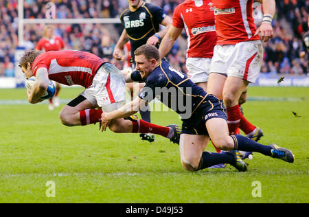 Edinburgh, Schottland. 9. März 2013. Duncan Weir befasst sich Dan Biggar, Schottland V Wales, RBS 6 Nations Championship, Murrayfield Stadion 03.09.13 (c) Colin Lunn / Alamy Live News Stockfoto