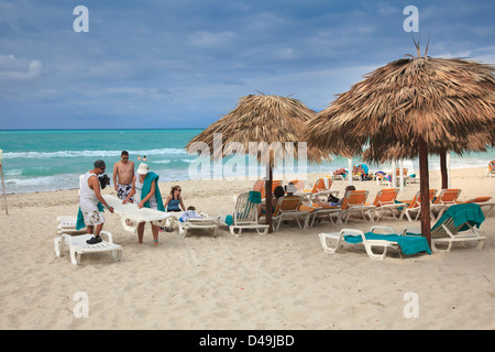 Touristen, die immer bereit, den Tag am schönen Strand von Varadero Kuba genießen Stockfoto