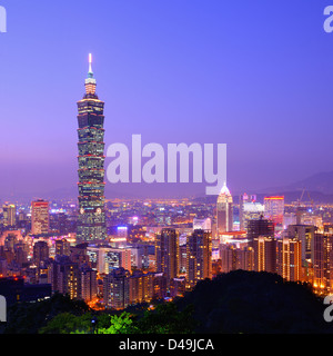 Taipei, Taiwan Abend Skyline. Stockfoto